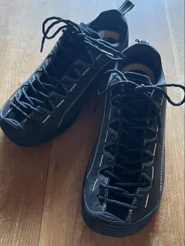 KEEN JASPER 15주년 기념 모델 블랙 컬러 페이즐리 무늬