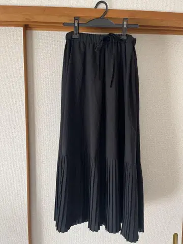 미즈이로 인드 블랙 절개 플리츠 롱 스커트