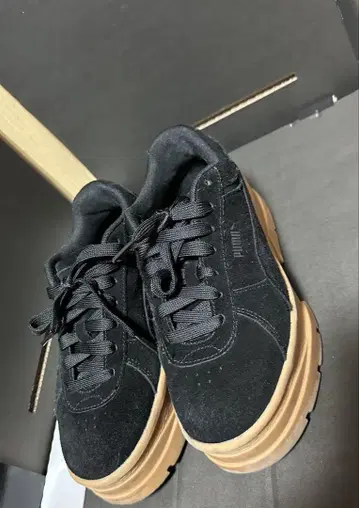 여성용 리보 스웨이드 스니커즈 23cm