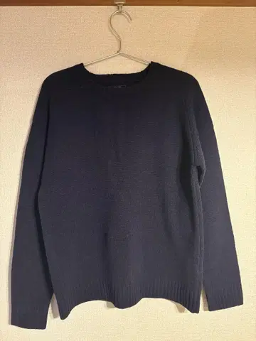BEAMS 네이비 크루넥 스웨터