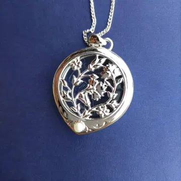 MIKIMOTO 꽃무늬 루페 포함 목걸이
