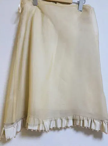 크림 베이지 색 플레어 스커트 프릴 펄 장식