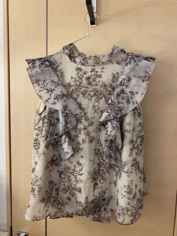SNIDEL 프릴 꽃무늬 슬리브리스