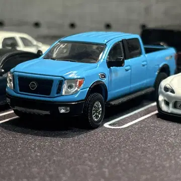 그린라이트 1/64 닛산 타이탄 XD PRO 4X