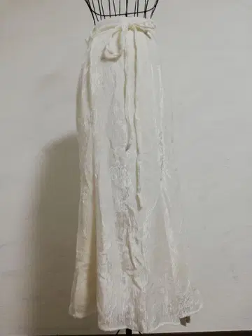 화이트 롱 스커트 리본 포함