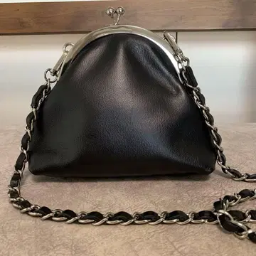 AULENTTI 클래스프 숄더백 가마구치 블랙 이탈리아제