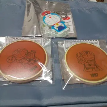도라에몽 영화 도라에몽의 세계전 45주년 키링, 배지 3개