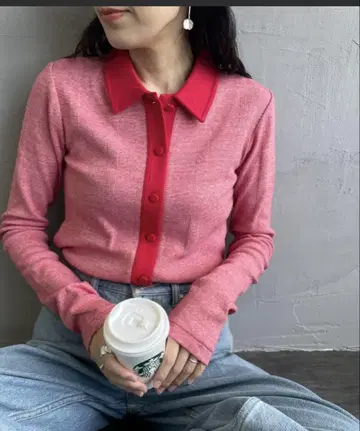 빨간색 버튼 달린 가디건 긴팔