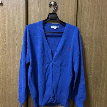 파란색 버튼 달린 가디건 긴팔