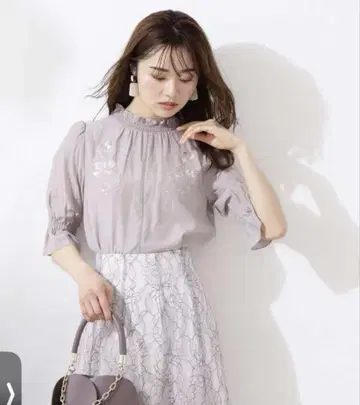 프로포션 바디 드레싱 자수 블라우스