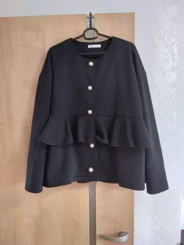 새상품급 프릴 달린 블랙 자켓