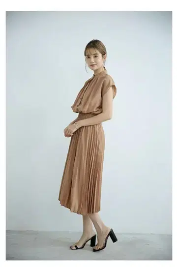 슬리브리스 플리츠 원피스 M 사이즈 브라운