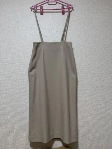 베이지 살로펫 타이트 스커트풍