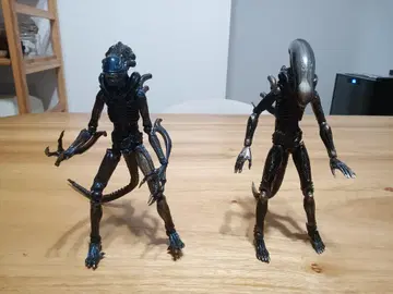 에이리언 피규어 2체 세트