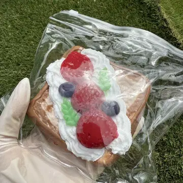 스퀴즈  딸기 토스트