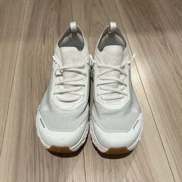 On cloud 6 Versa 화이트