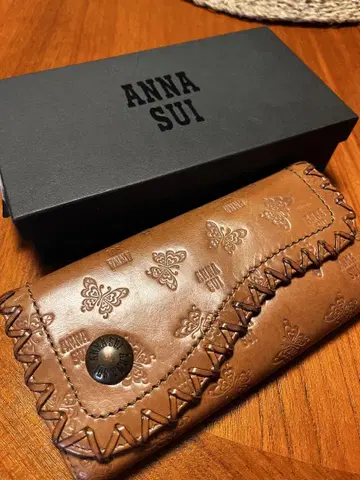 ANNA SUI 나비 엠보싱 장지갑