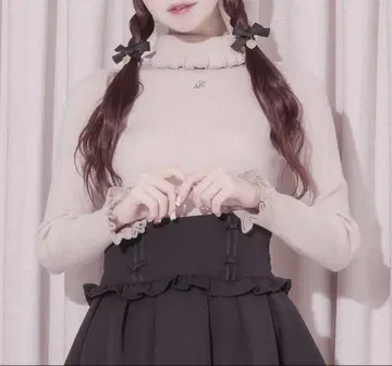 pium 바이컬러 로고 프릴 터틀 니트
