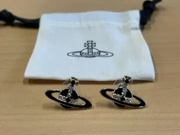 비비안 웨스트우드 귀걸이(양쪽 귀용) 블랙 사이즈: 2.5cm
