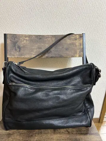 블랙 가죽 숄더백 지퍼 포켓 부착