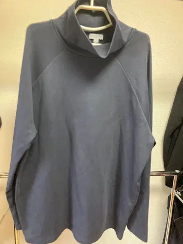 COS 모크넥 맨투맨 블랙