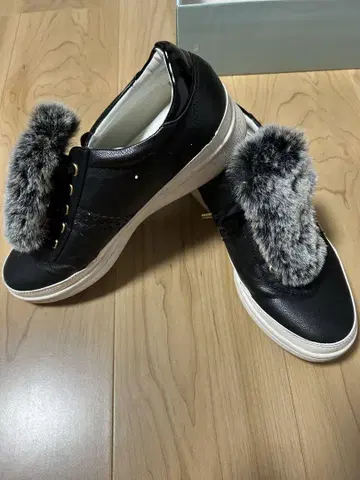 퍼 달린 블랙 스니커즈