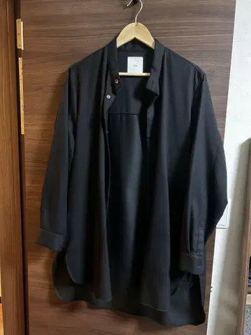 Lui's 블랙 롱 셔츠