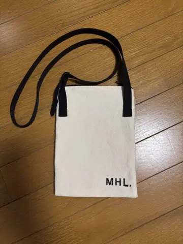 MHL. 숄더백 화이트