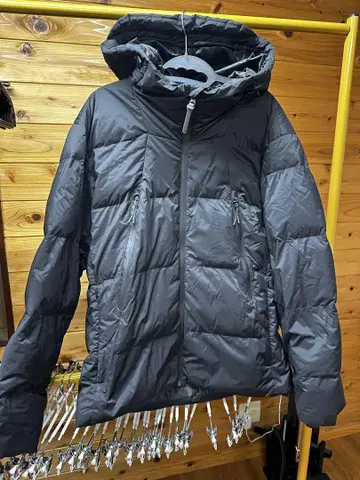 블랙 후드 부착 다운 자켓