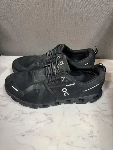 On 블랙 스니커즈