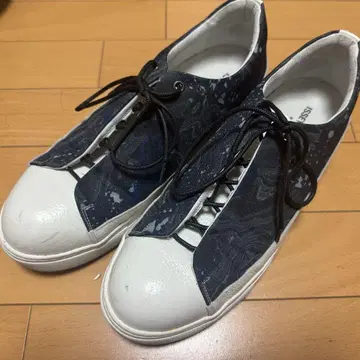 새상품급 ISSEY MIYAKE 스니커즈 네이비/화이트 올 패턴