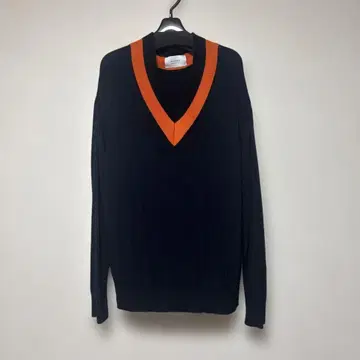 STUDIOUS 네이비 오렌지 V넥 스웨터