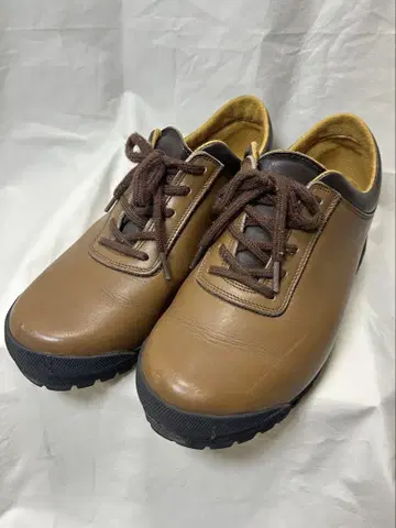 고로 브라운 가죽 트레킹 슈즈 Vibram 밑창