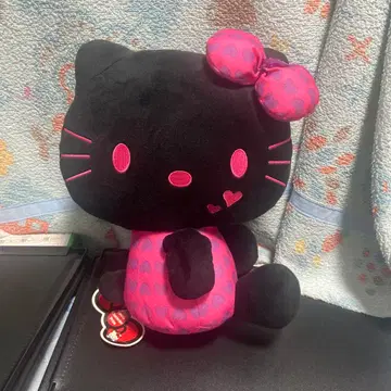 헬로키티 블랙 하트 봉제 인형