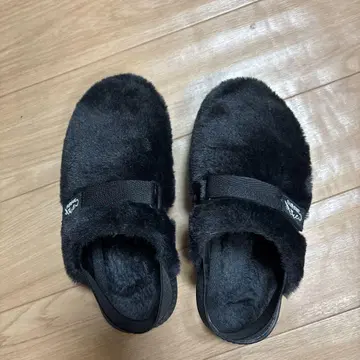 퍼 블랙 슬리퍼 샌들