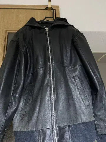 후드 부착 블랙 가죽 아우터