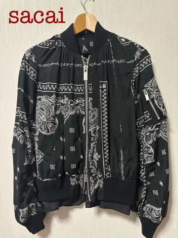 sacai 반다나 패턴 프린트 봄버 블랙 컬러 블루종