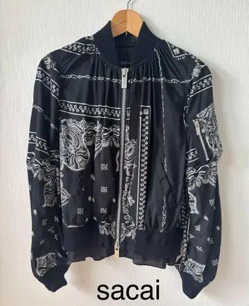 sacai 반다나 패턴 프린트 봄버 블랙 컬러 블루종