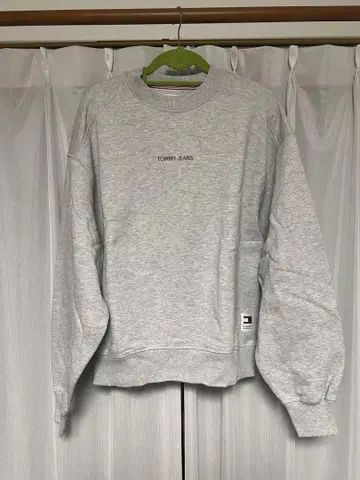 TOMMY JEANS 그레이 크루넥 맨투맨