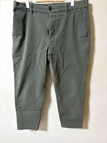 UNIQLO 올리브 그린 치노 팬츠