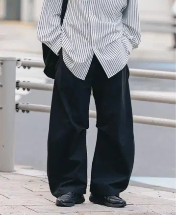 CLESSTE BARREL LEG EASY PANTS (BLACK)