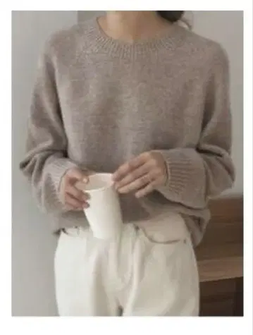 베이지 크루넥 니트 스웨터