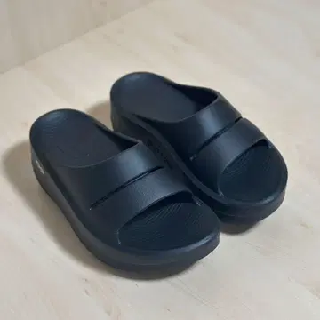 22.0cm 우포스 Oofos 블랙 통굽 샌들