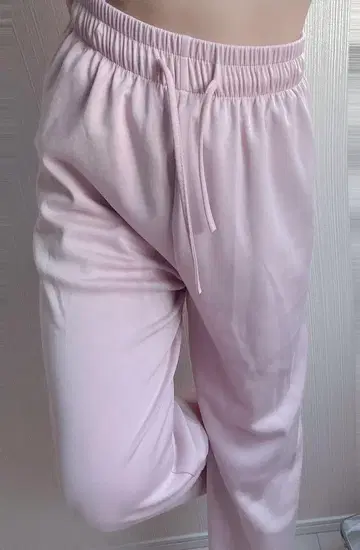 연한 핑크색 팬츠
