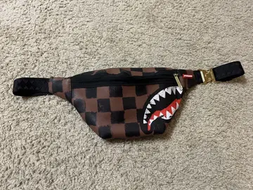 Sprayground 한정판 바디백 상어