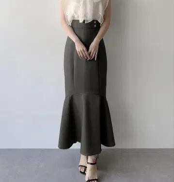 mipiarl (미피알) 앞 슬릿 골드 버튼 머메이드 스커트