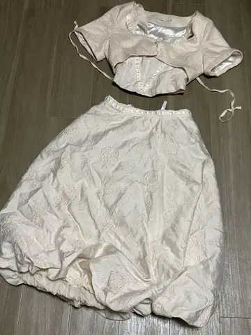 크림색 셋업 크롭탑과 스커트 M/L