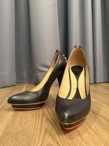 Alexander McQueen 스터드 장식 블랙 하이힐