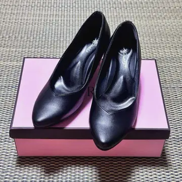 새상품급 KiREi 포인티드 2E 23.5cm 블랙 펌프스