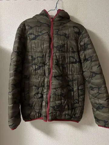 올리브 그린 카모플라쥬 다운 자켓